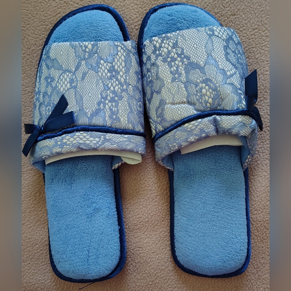 NWOT AVON BLUE LACE COMFY SLIPPERS SIZE 8-10.